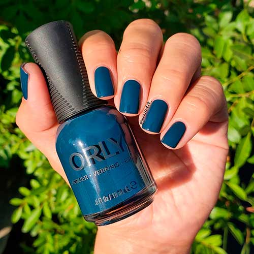 Cute dark grey blue nails using midnight oasis nail lacquer from ORLY Desert Muse fall manicure 2020 collection!