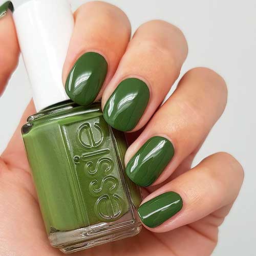 Cute fall nails 2020 done with Essie heart of the jungle khaki green nail polish with a touch of yellow undertones!