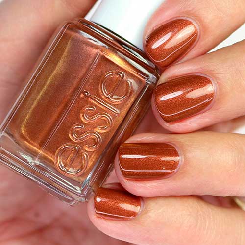 Short brown pearl shimmer fall nails 2020 done with Essie cargo cameo nail polish!
