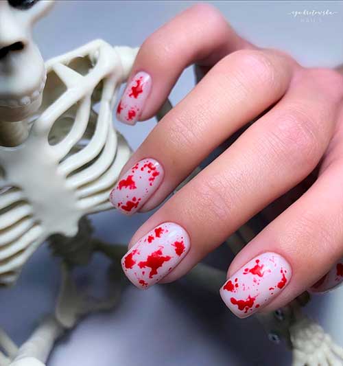 White short square nails with blood splatter nail art for Halloween 2020 White short square nails with blood splatter nail art for Halloween 2020 - Halloween Nail Ideas