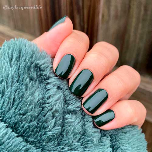 Cute short dark green nails square shaped for a stylish look ever!