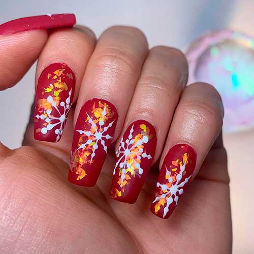 Coffin shaped red and gold snowflake nails 2020 for Christmas festival!