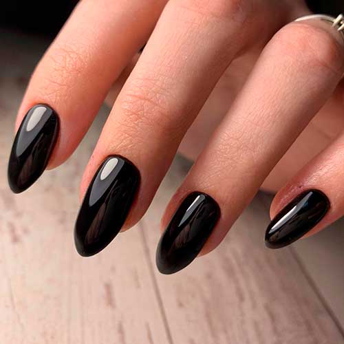 Cute and glossy almond shaped black nails 2020 set!