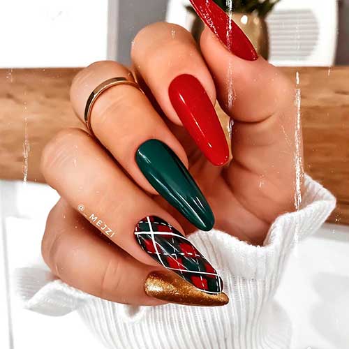 Cute red green gold Christmas nails 2020 with accent plaid nail for Christmas celebration 2020!