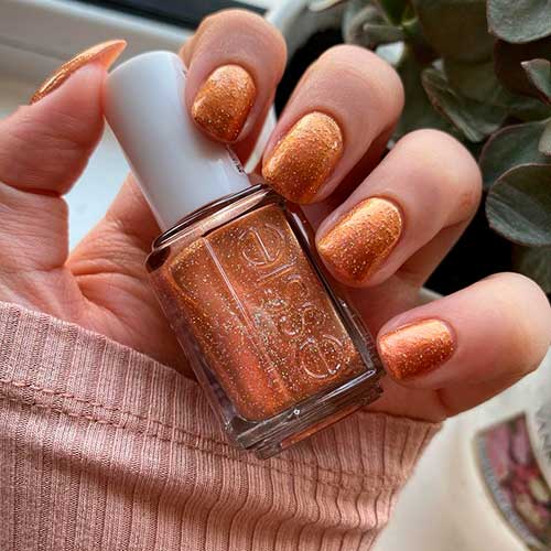 Wear cute autumn nails with sequin scene burnt orange nail polish from Essie Fall 2020 Roll with It Collection Wear cute autumn nails with sequin scene burnt orange nail polish from Essie Fall 2020 Roll with It Collection