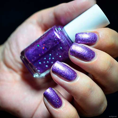 Wear cute autumn nails with violet purple nail polish “Lace up and Get Down” from Essie Fall 2020 Roll with It Collection