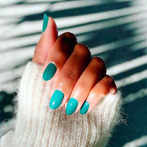 Cute round shaped short nails done with BESTIES Deep Emerald Green Nail Polish by olive & June!