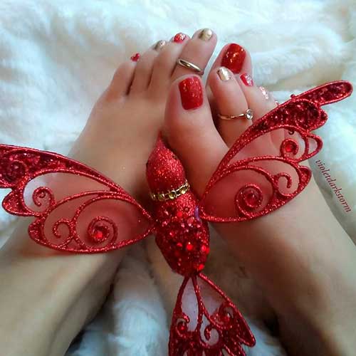 Luxurious Blend of Red and Gold Christmas Pedicure Idea