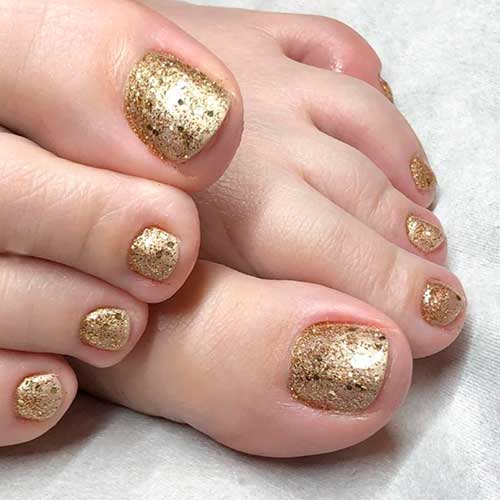 Mine of Gold Christmas toenails design one of the best pedicure ideas for Christmas
