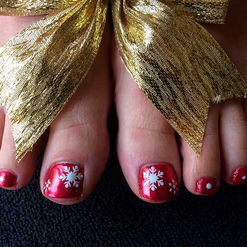 Red Christmas toenails design with white snowflake for Christmas