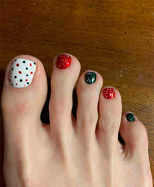 Red green polka dot Christmas toenails design for Christmas Holiday 2020! Red green polka dot Christmas toenails design for Christmas