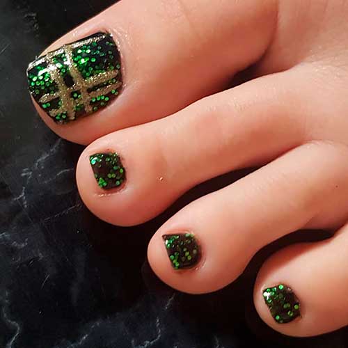 Simple Sparkly Green Christmas toenails design 2020!