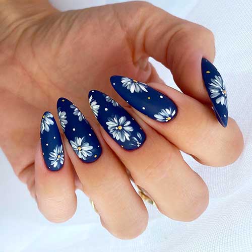 Almond shaped floral nails design which, makes you princess wherever you go, just try wearing this cute spring nails 2021!