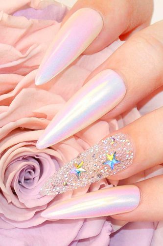 Cute almond-shaped unicorn chrome nails 2021 with Daily Charmed Unichrome Aurora 