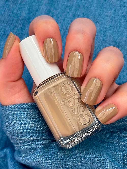 Essie hike it up Essie hike it up - Mid-tone, neutral tan nail polish with yellow undertones - Short nude nails